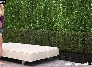 白人美女完美屁股在传教士骑乘和弯腰姿势中肛交