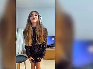esta chica folla increíble escuchando música