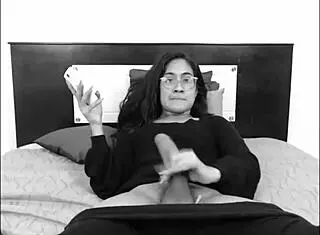 i'm a colombian shemale givin a monster load handjob on cam for tscamdolls