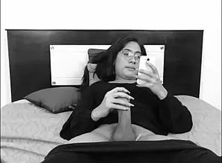 i'm a colombian shemale givin a monster load handjob on cam for tscamdolls