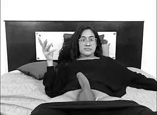 i'm a colombian shemale givin a monster load handjob on cam for tscamdolls