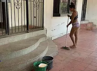 mi hermanastra vestida sexy hace aseo y le ayudo con una follada, ¿quieres ver el creampie?