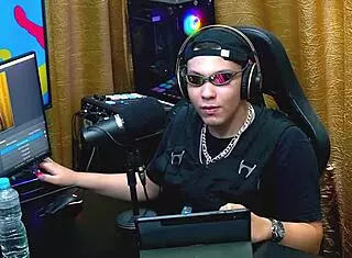 flora vip ficou tão a vontade no podcast que tirou os peitos pra fora o ruan mostrou o pau pra ela - podcast pópum no barraco