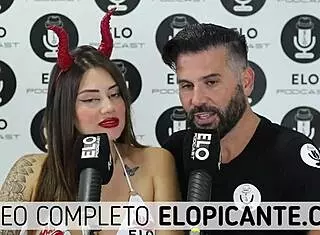Sara Blonde Juega con la Crema de Elo Podcast y Se la Traga