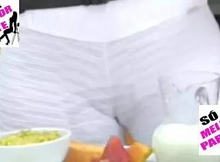 kelly key shows big pussy in tight leggings.