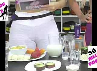 kelly key shows big pussy in tight leggings.