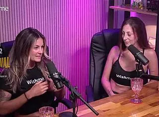 她舔闺蜜小穴工作室狂欢