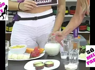 kelly key shows big pussy in tight leggings.