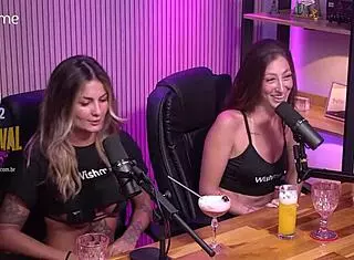 她舔闺蜜小穴工作室狂欢