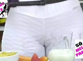 kelly key shows big pussy in tight leggings.