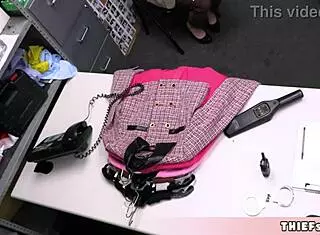 宅女偷东西被抓遇警察大屌猛干