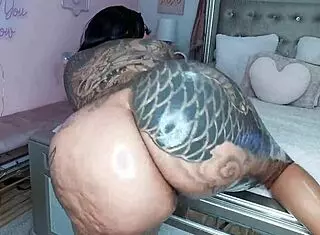 Filipina woman twerks with oiled big ass for worship