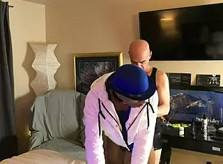 Gay黑哥被爹地猛插屁眼？