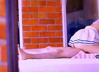 la madre de su amiga ilumina el apartamento