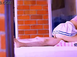 la madre de su amiga ilumina el apartamento