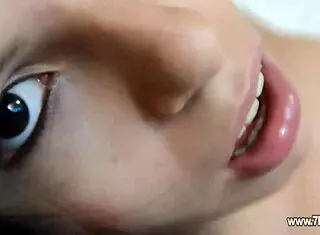 Mujer perfecta de tinder con tetas pequeñas masturbándose sola en amateurs