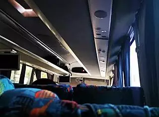 colegiala mostrando las bragas en el autobus, transsexual crossdressing.