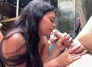 vecina entra por la puerta de atras y me pilla desnudo, real, la convenzo de chuparmela 😏