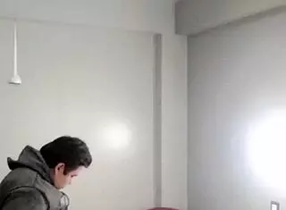 Entro al cuarto y la obligo a follar