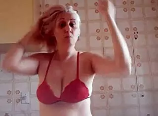 Gostosa blonde shows off her natural sensual curves!