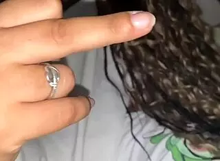 Encontré A Mi Vecina Tetona Y Le Metí Los Dedos En El Coño