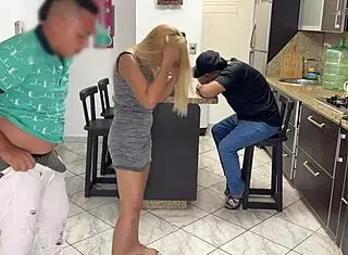 amigo, presta a tu hermosa novia para bailar, pero se me levanto la polla frotando su culo enfrente de ti ntr 😈 big ass babe gets fucked doggystyle