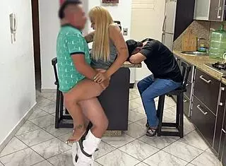 amigo, presta a tu hermosa novia para bailar, pero se me levanto la polla frotando su culo enfrente de ti ntr 😈 big ass babe gets fucked doggystyle