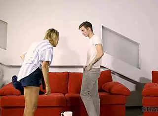 男孩骗熟女上钩激情性爱