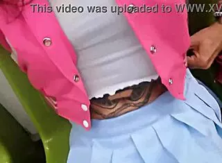 伪娘地铁闪粉内裤秀马尾短裙