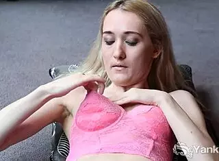 蕾西·戴蒙用震动棒玩脚趾猛撸