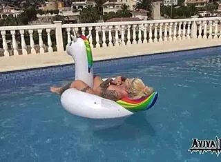 Aviva骑独角兽自慰秀大奶肥臀纹身