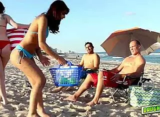 老爸们巨屌狂塞18+少女野群P