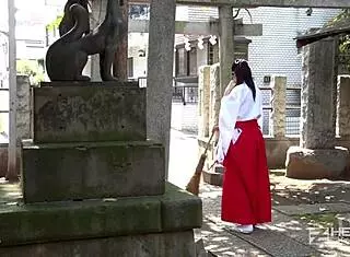 第一次给可爱巫女神社西野阿子中出超激烈