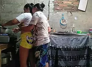 Mientras preparo el almuerzo, paula me aprieta las nalgas y chupa mi culo