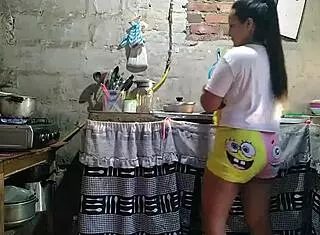 Mientras preparo el almuerzo, paula me aprieta las nalgas y chupa mi culo