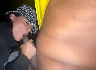 约兰达公园深喉两根巨屌弯腰大奶乱晃