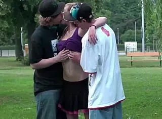 艾莉克西斯街头被俩男人猛操3P