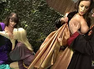 pussy licking and fingering in lesbian group is so hot 😍