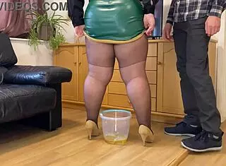 变态女婿舔丈母娘地板淫水换热湿大屁股！你干嘛？