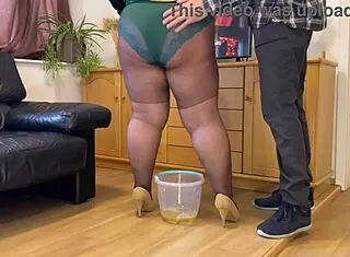 变态女婿舔丈母娘地板淫水换热湿大屁股！你干嘛？