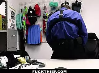 少女小偷遭警察3P惩罚