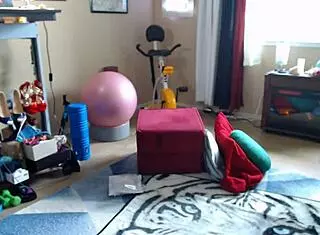 Aurora Willows, the Cute Milf Wife, Unboxes a Fan's Love Gift Featuring Her Natural Tits and Ass