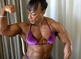 18岁的哥伦比亚女孩Naty Delgado趁父母不在和继兄Raul的朋友上床