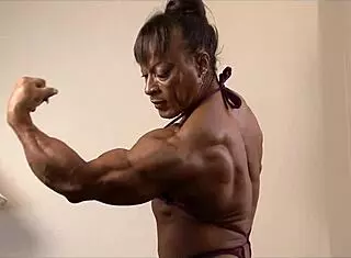 18岁的哥伦比亚女孩Naty Delgado趁父母不在和继兄Raul的朋友上床