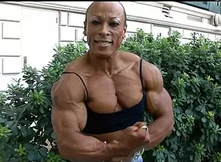 18岁的哥伦比亚女孩Naty Delgado趁父母不在和继兄Raul的朋友上床