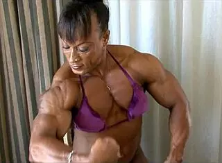 18岁的哥伦比亚女孩Naty Delgado趁父母不在和继兄Raul的朋友上床