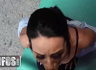 Horny Babe Annie Reis Lures Jordi Into Underpass for Deep Pussy Fuck