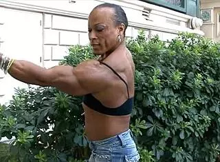 18岁的哥伦比亚女孩Naty Delgado趁父母不在和继兄Raul的朋友上床