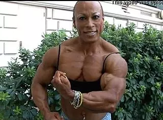 18岁的哥伦比亚女孩Naty Delgado趁父母不在和继兄Raul的朋友上床