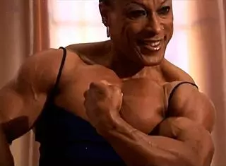 18岁的哥伦比亚女孩Naty Delgado趁父母不在和继兄Raul的朋友上床